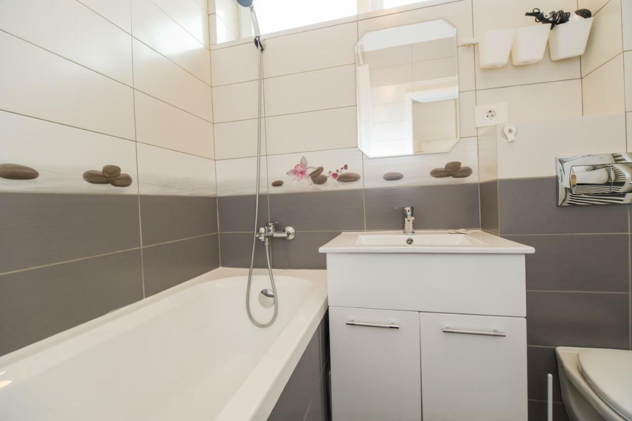 בראשוב Schiller Apartment 57 - Free Private Parking מראה חיצוני תמונה